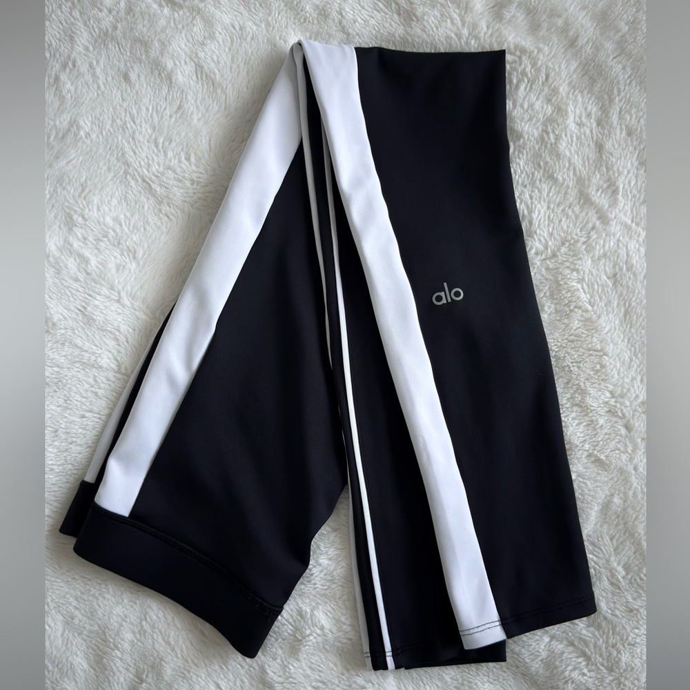 ALO Yoga Airlift Black and White High-Waist Leggings - Picture 5 of 8